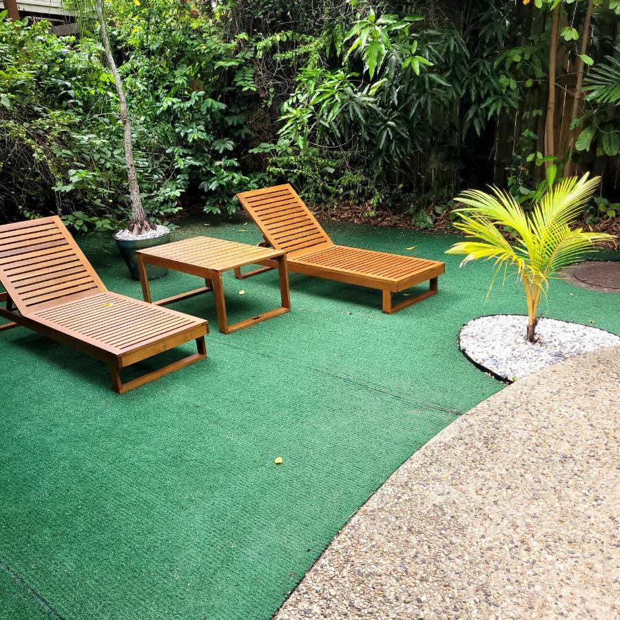 Travellers Paradise Cairns Ngoại thất bức ảnh Artificial grass in a garden