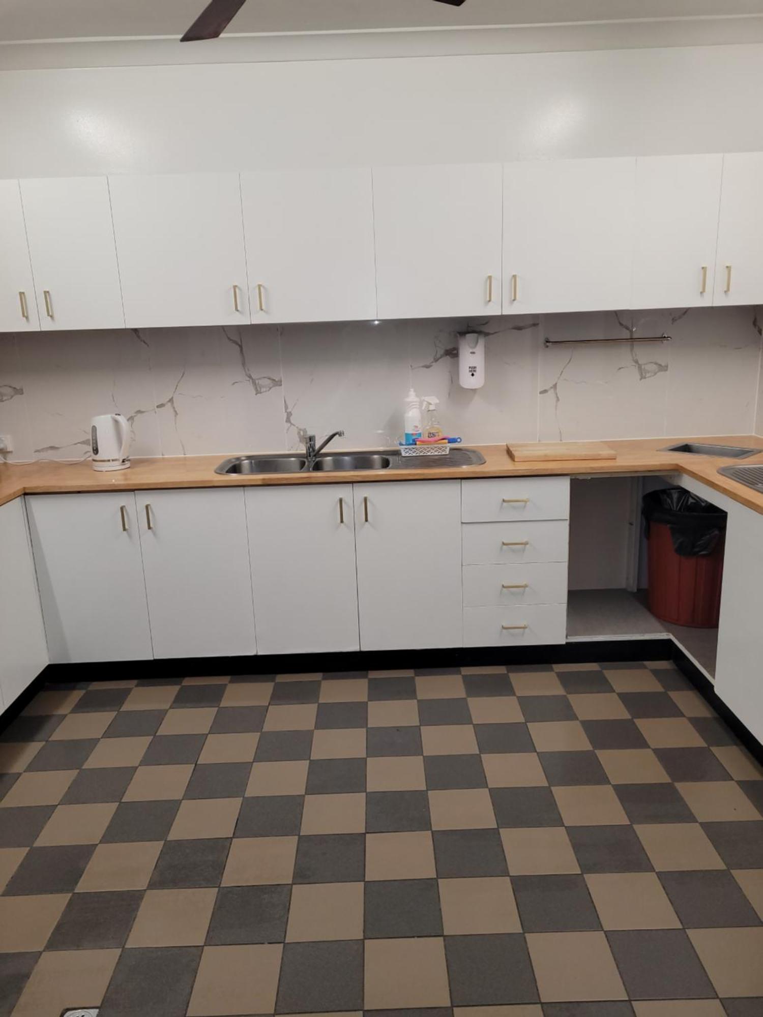 Travellers Paradise Cairns Ngoại thất bức ảnh A kitchen in a student residence hall at the University of Michigan