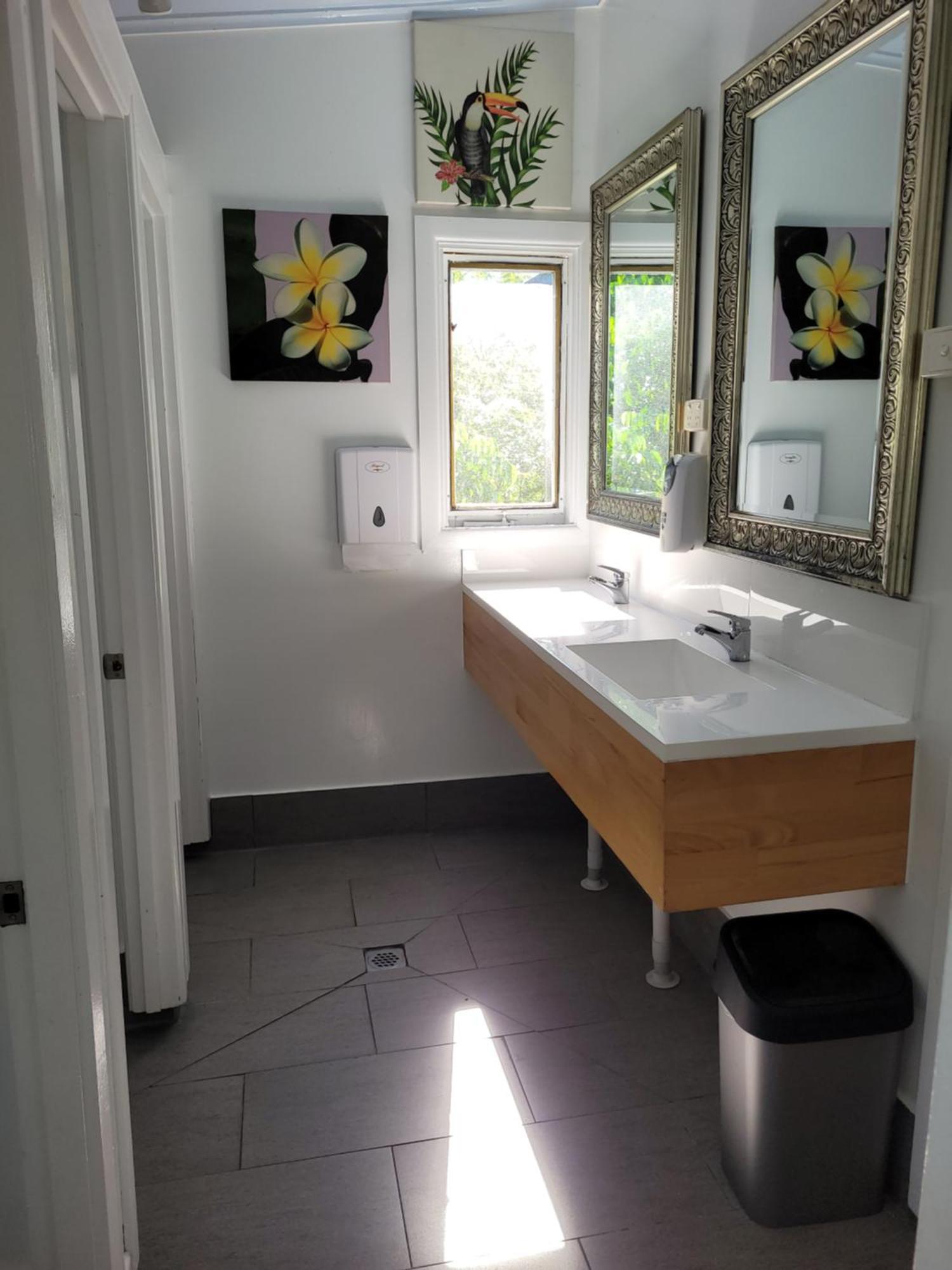 Travellers Paradise Cairns Ngoại thất bức ảnh A modern bathroom