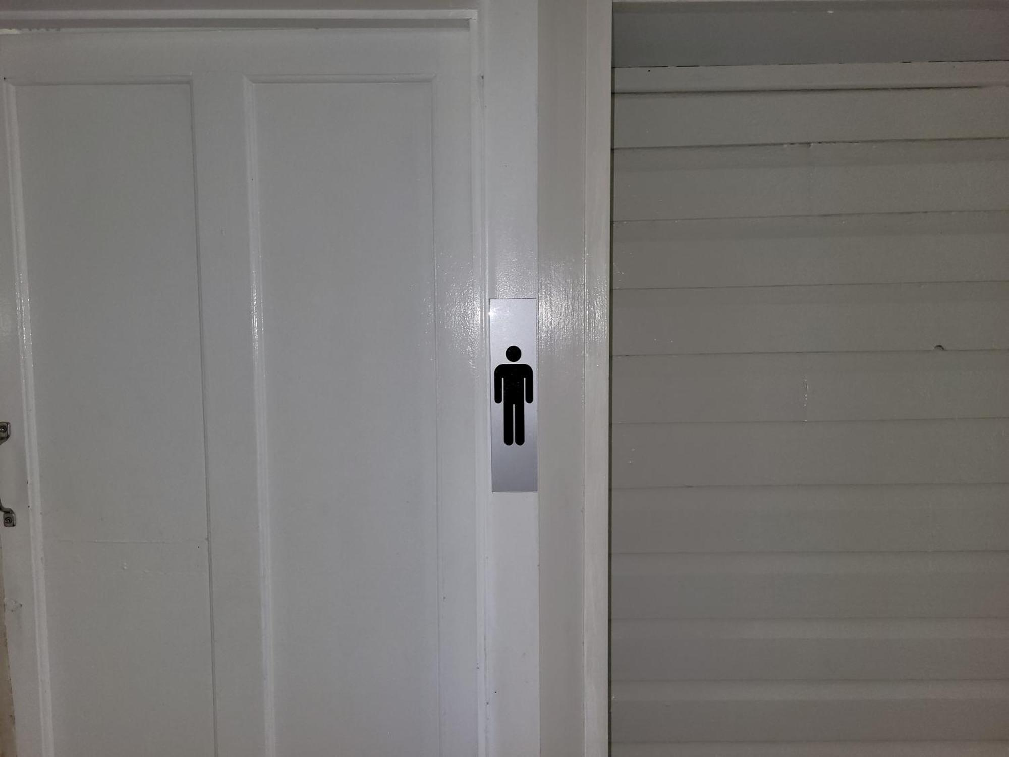 Travellers Paradise Cairns Ngoại thất bức ảnh A male toilet sign
