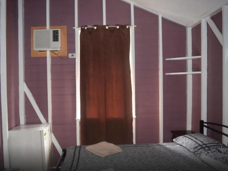 Travellers Paradise Cairns Ngoại thất bức ảnh A room in a typical Japanese capsule hotel