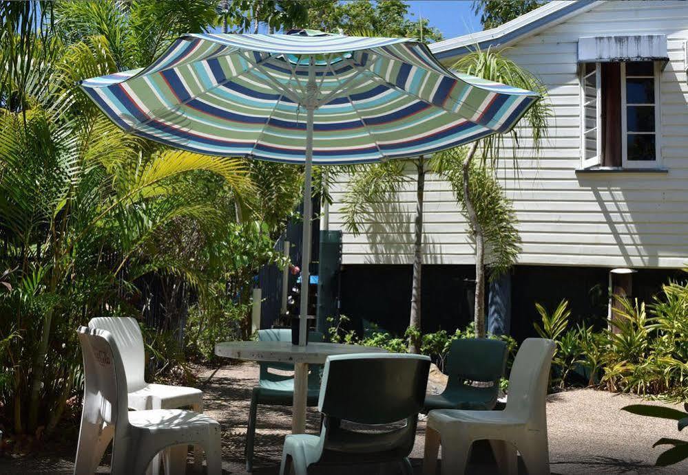 Travellers Paradise Cairns Ngoại thất bức ảnh A patio umbrella