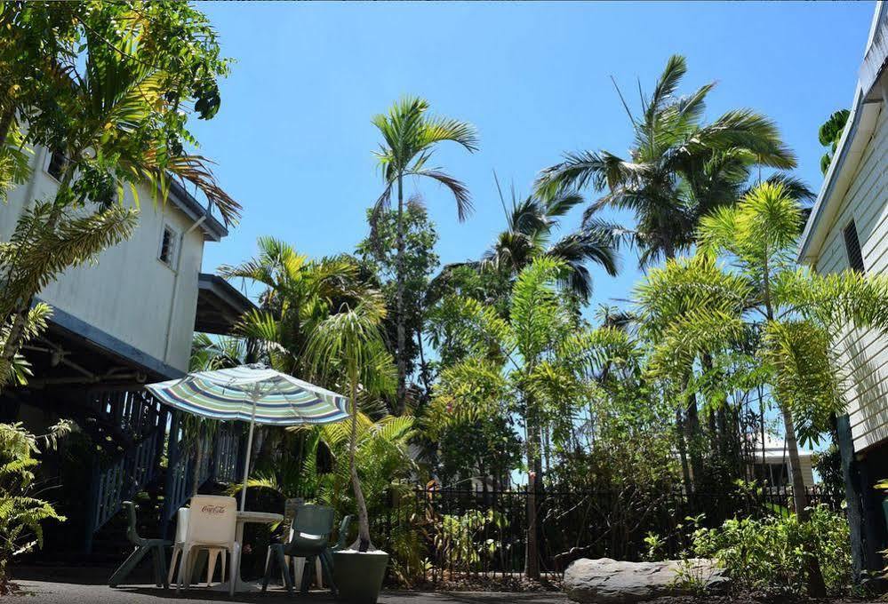 Travellers Paradise Cairns Ngoại thất bức ảnh The courtyard at the Old Museum Building